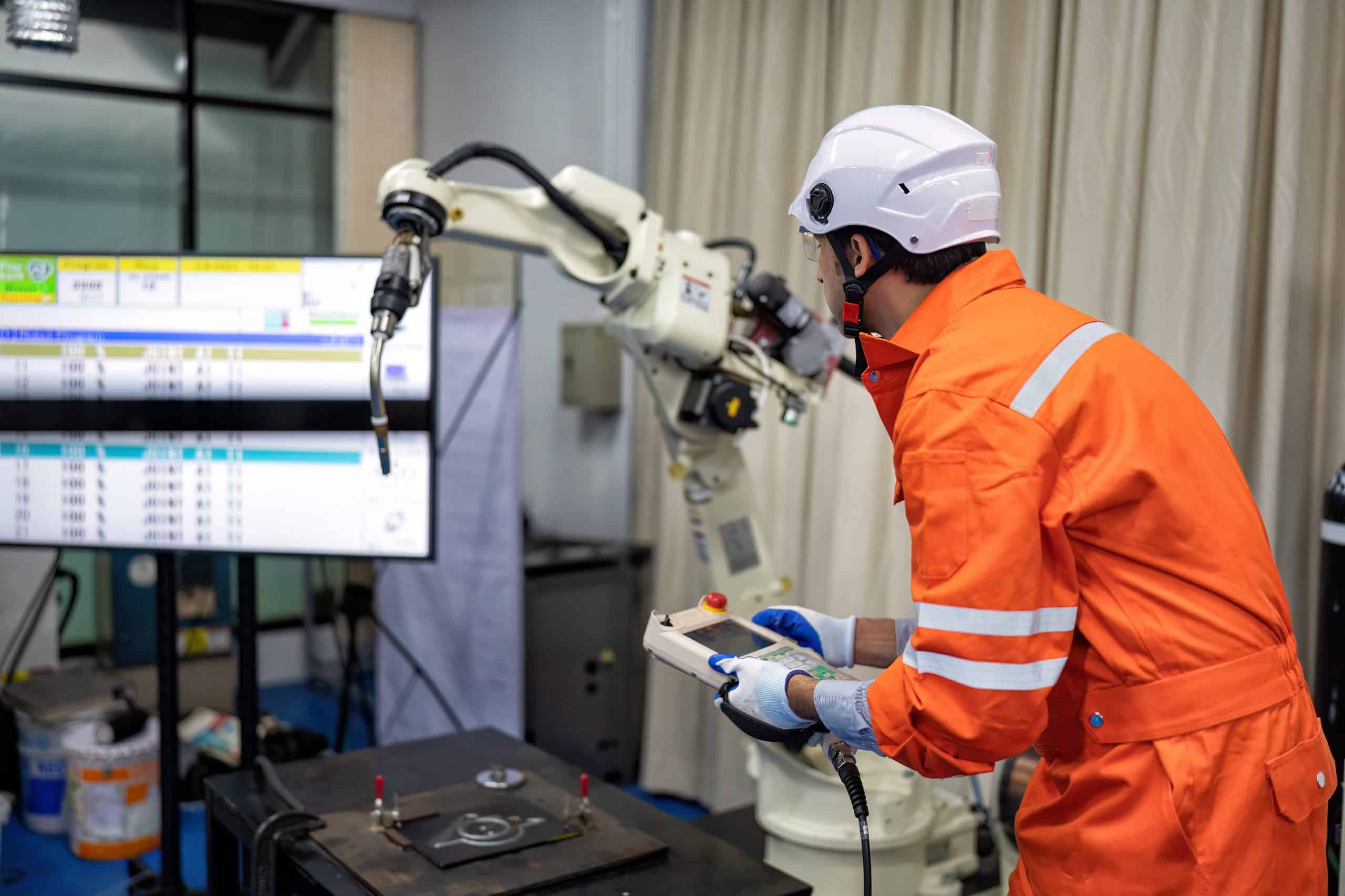 Endüstriyel robot üzerinde bakım yapan teknisyen